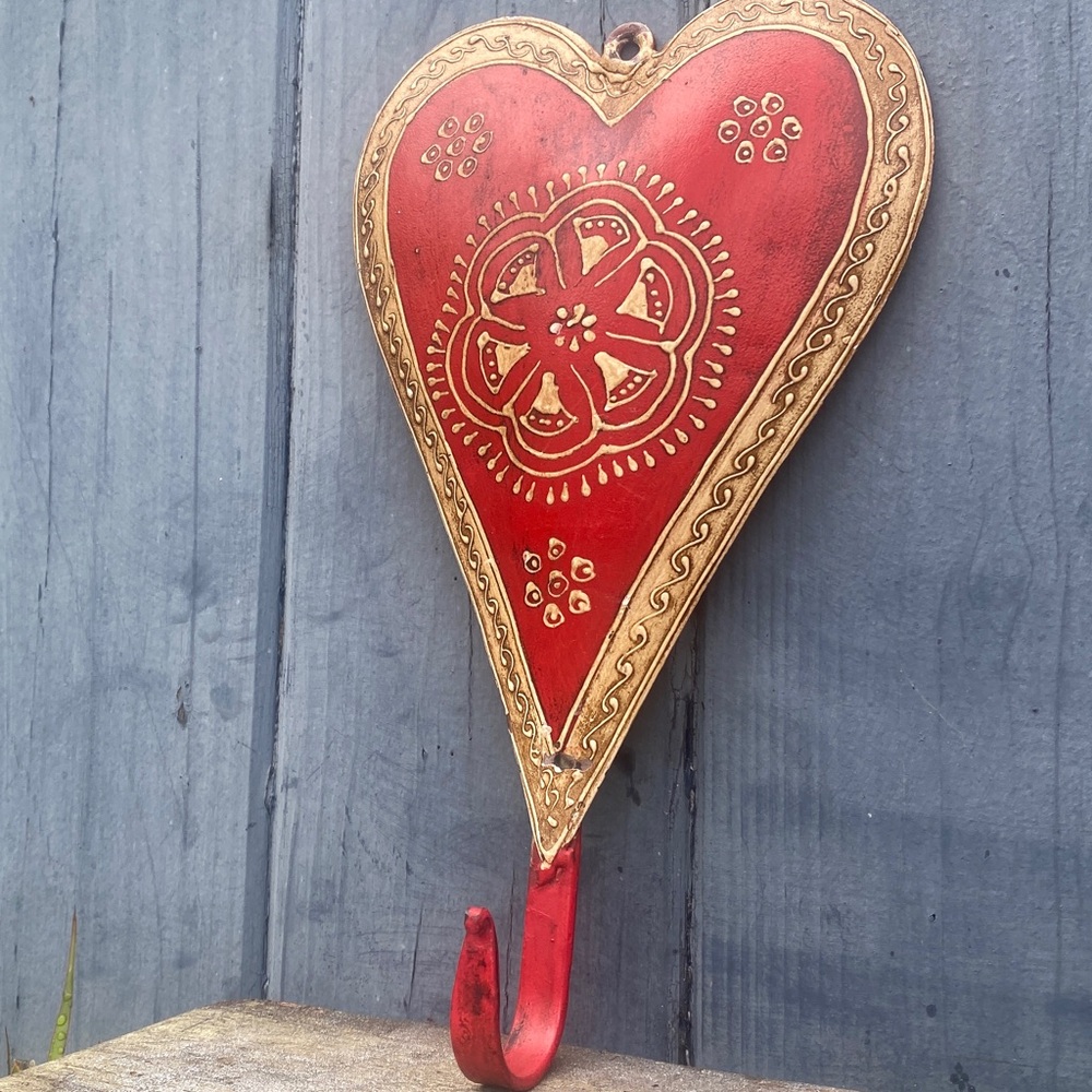 Decorative Metal Red Heart Wall Art Valentines đź’Ś - Picture 3 of 5